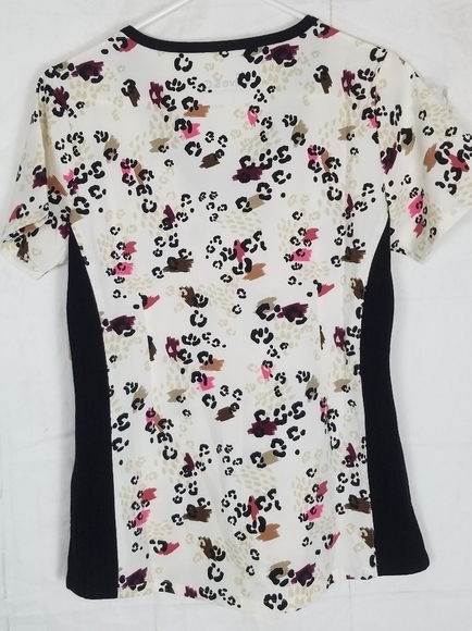 Olive & Co eco friendly scrub top - Picture 3 of 8